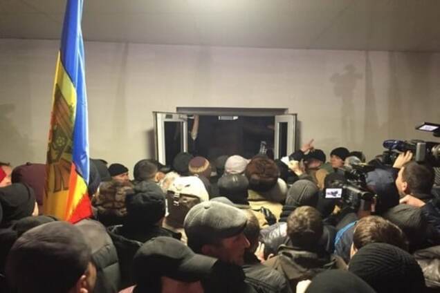 Кишинев охватили протесты: видео штурма парламента