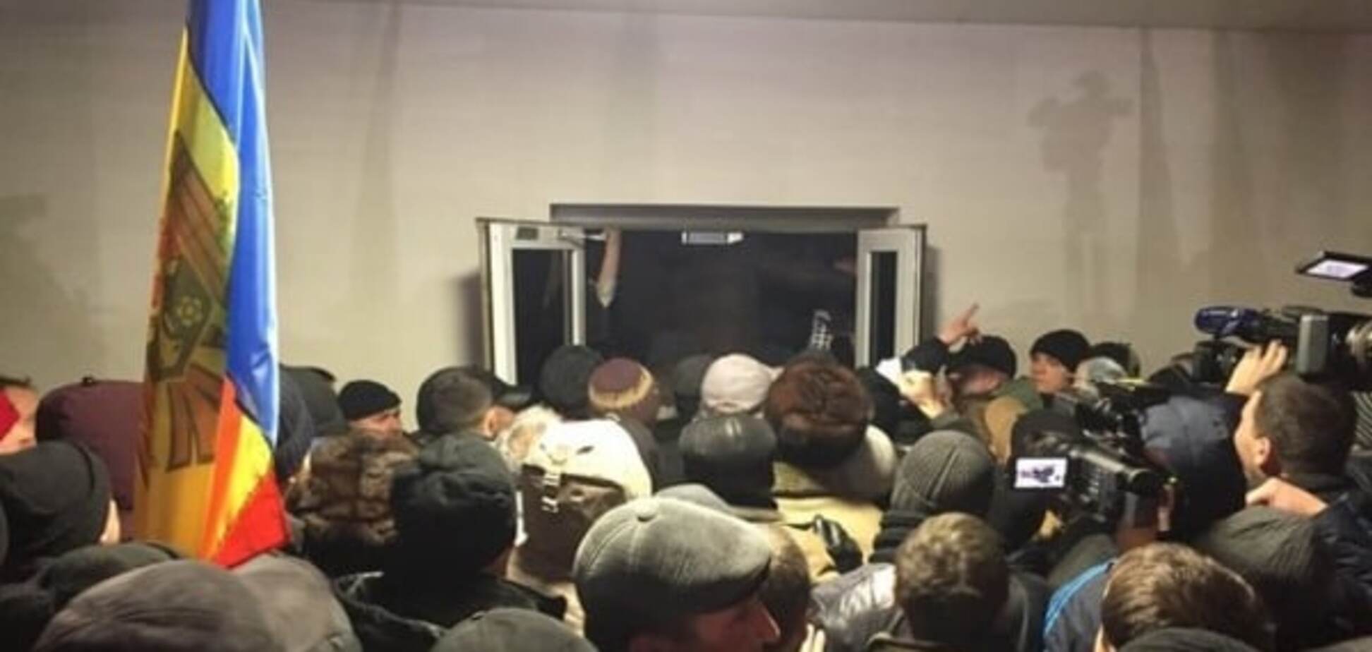 Кишинев охватили протесты: видео штурма парламента