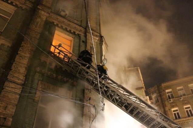 Ночью в центре Киева возник пожар и прогремел взрыв: есть жертвы