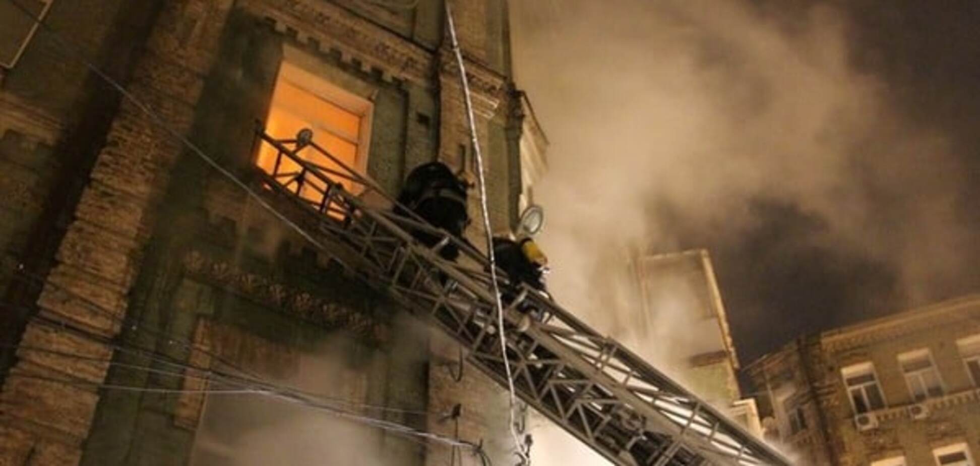 Вночі в центрі Києва виникла пожежа і прогримів вибух: є жертви