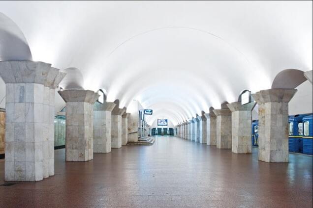 В центре Киева из-за лжеминера утром не открылась станция метро