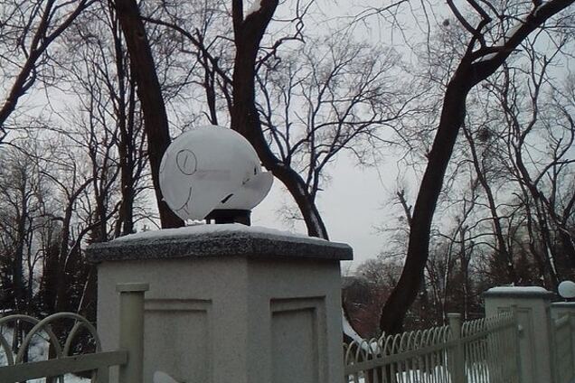 'Золотий' паркан київського ботсаду залишився без ліхтарів: фотофакт