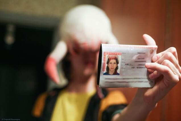 Росіянин сфотографувався на паспорт з хедкрабом на голові: опубліковані фото