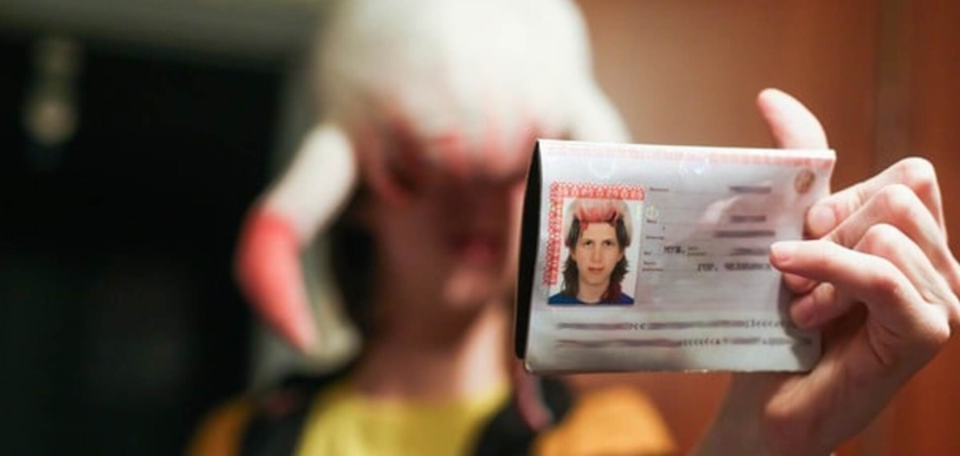 Россиянин сфотографировался на паспорт с хедкрабом на голове: опубликованы фото