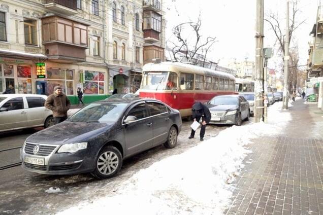 В Киеве 'герой парковки' закрыл дорогу трамваям и сотням авто