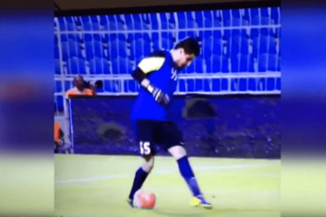 Самый глупый гол сезона. Вратарь удивительными финтами забил в свои ворота: видео курьеза