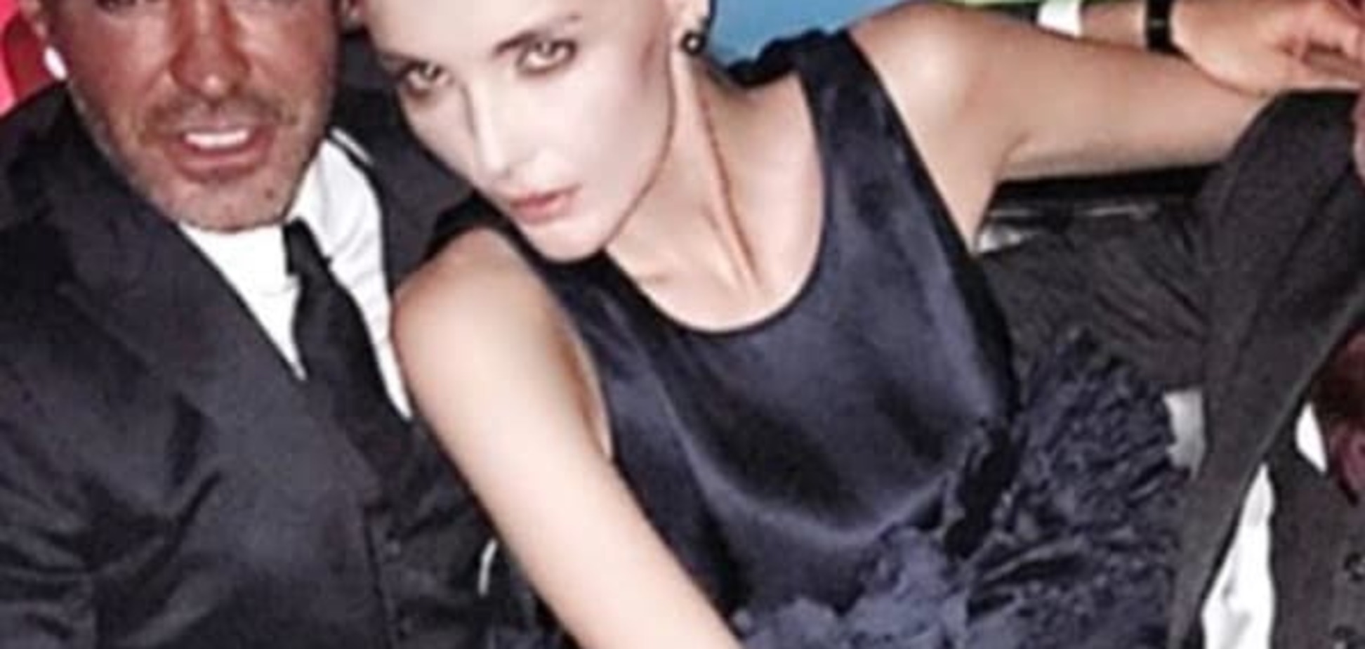 Снежана Онопка в мини утонула в объятиях 50-летних мачо