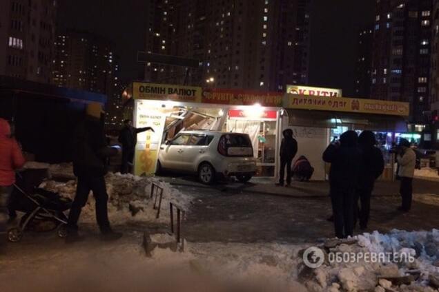 Авария в Киеве: 'паркетник' влетел в 'Обмен валют'. Опубликованы фото