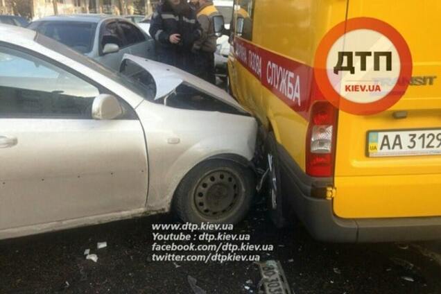 Піддав газу: у Києві Chevrolet врізався в 'аварійку' служби '104'