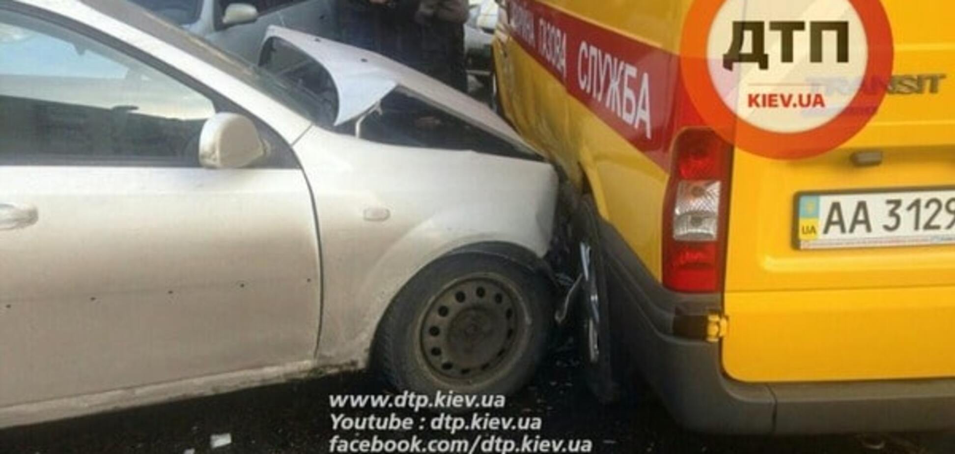 Поддал газу: в Киеве Chevrolet врезался в 'аварийку' службы '104'