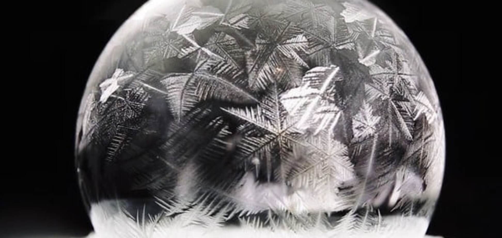 Что происходит с мыльными пузырями на морозе: удивительные фото и видео