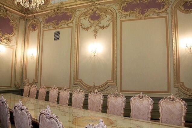 Столы за 4 млн и кресла по 250 тыс: как 'жируют' чиновники в России