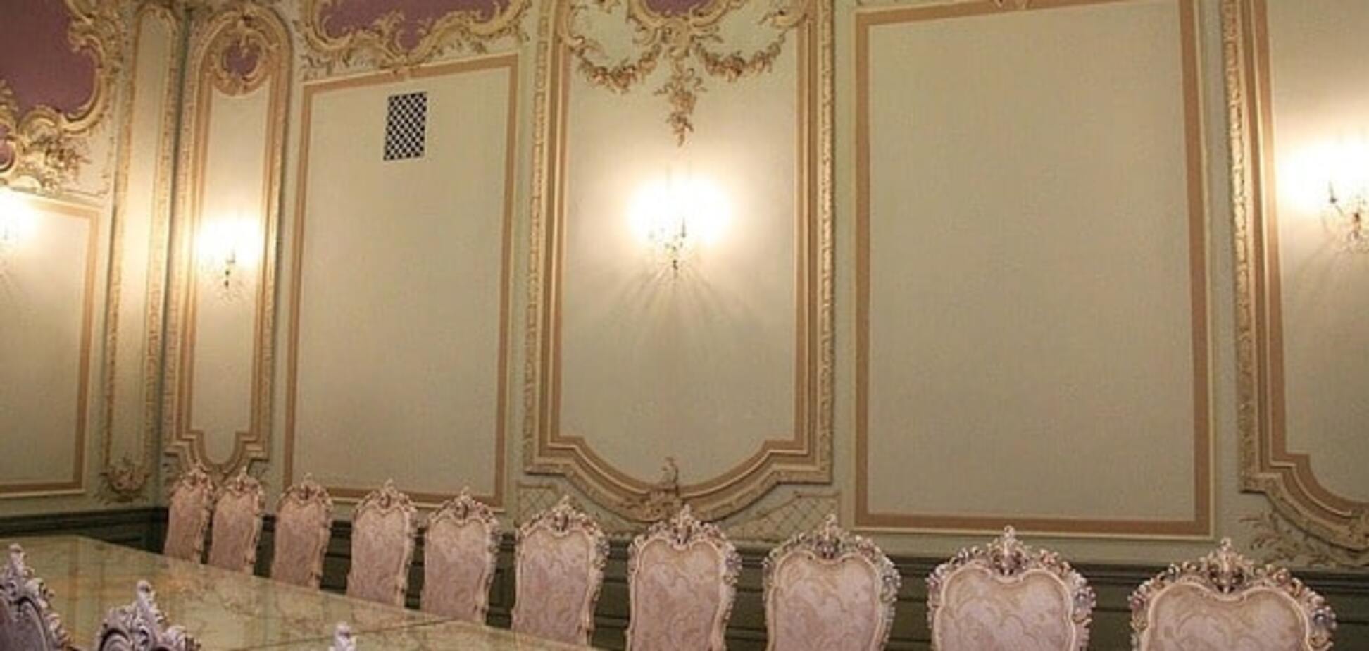 Столы за 4 млн и кресла по 250 тыс: как 'жируют' чиновники в России