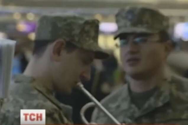В аеропорту 'Бориспіль' оркестр зіграв на честь 'кіборгів': відеофакт
