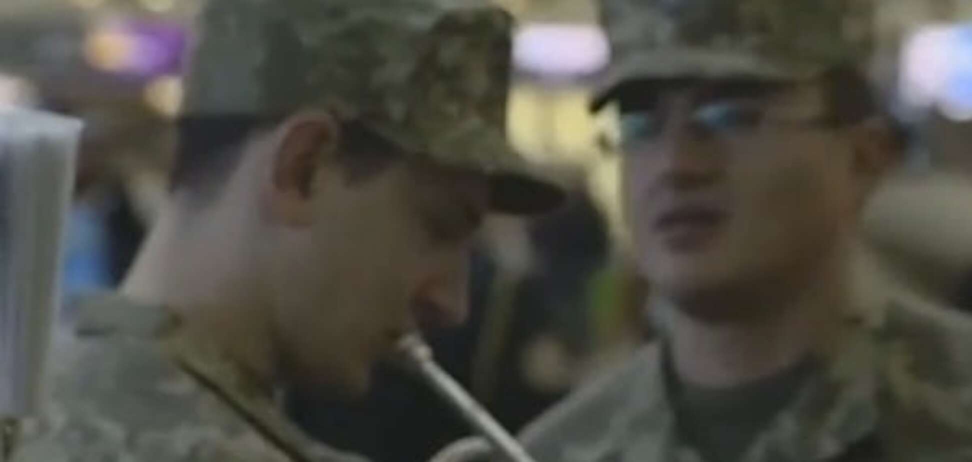В аэропорту 'Борисполь' оркестр сыграл в честь 'киборгов': видеофакт