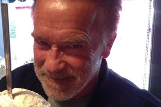 68-летний Шварценеггер прокатился на велосипеде в Шотландии