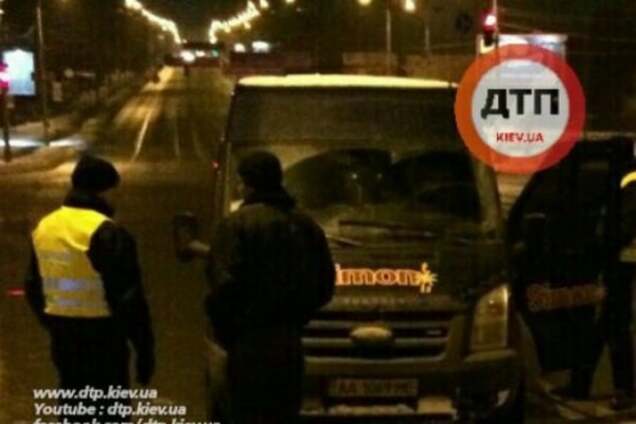 В Киеве полиция после погони задержала пьяного водителя микроавтобуса