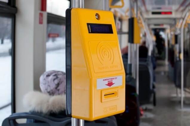 Добились: в новом трамвае сменили раскритикованные киевлянами компостеры