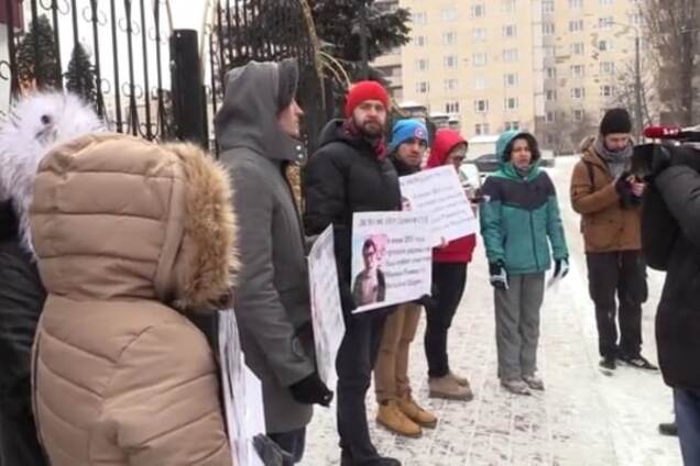 У Києві учасники ЛГБТ-руху пікетували суд: опубліковано відео