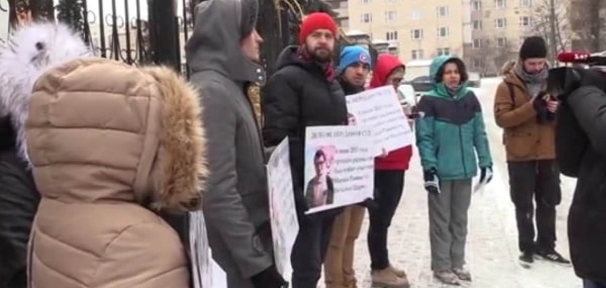 В Киеве участники ЛГБТ-движения пикетировали суд: опубликовано видео