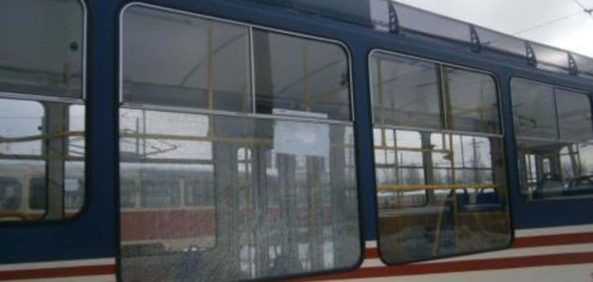 В Киеве вандалы забросали камнями новенький трамвай