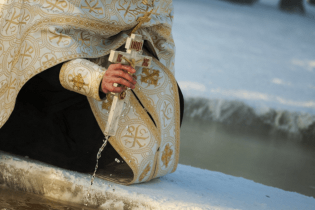 Крещение от 'ЛНР': в Свердловске в мороз детей насильно кропили водой