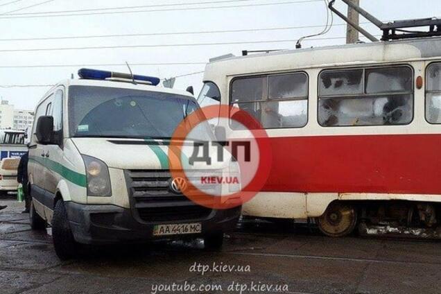 У Києві авто з інкасаторами врізалося в трамвай