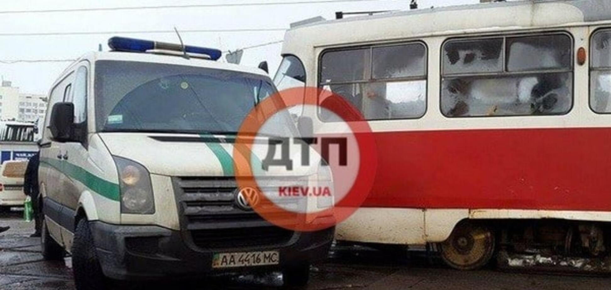 В Киеве авто с инкассаторами врезалось в трамвай
