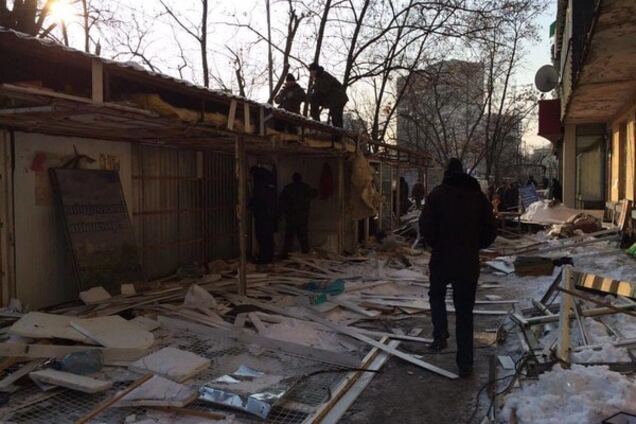 В Киеве снесли незаконные киоски на Ленинградской площади: опубликованы фото