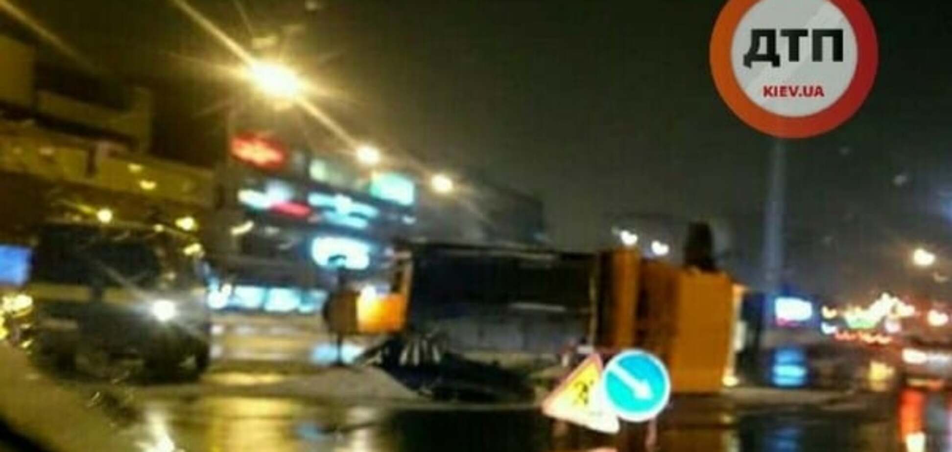 В Киеве из-за аварии опрокинулась снегоуборочная машина