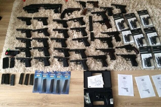 Куча пистолетов: в Киеве накрыли крупный склад оружия