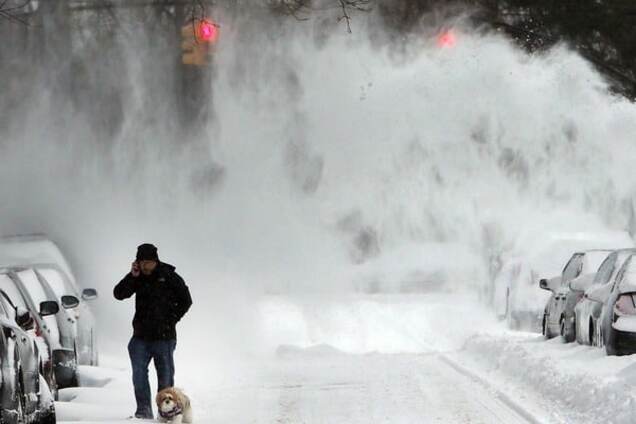 Снежная буря в США: тысячи авиарейсов отменили, полки магазинов опустели. Фоторепортаж