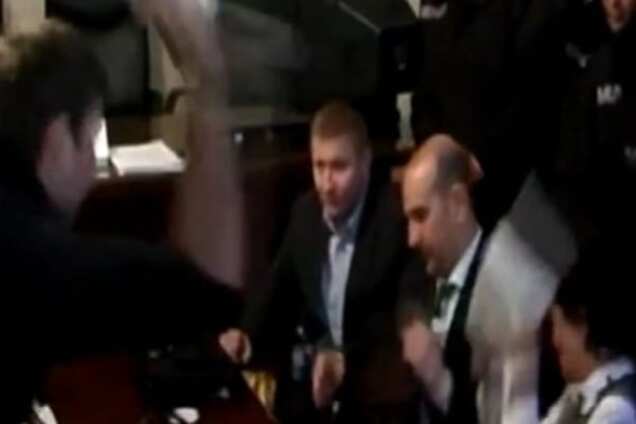 Парасюк попал под следствие прокуратуры из-за брошенного стакана: опубликовано видео