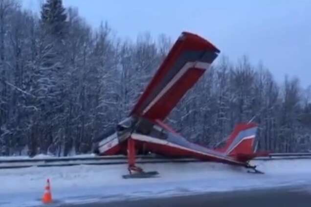 Суровые будни России: в Москве самолет 'плюхнулся' на оживленную трассу