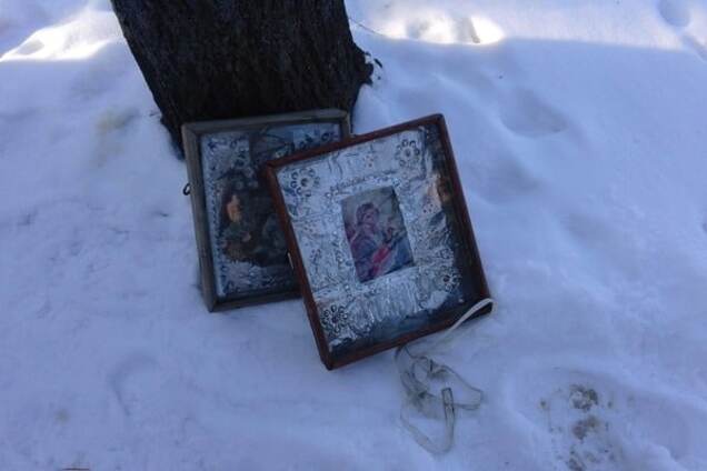 В Житомире попы УПЦ МП порезали крест и выбросили иконы Киевского патриархата