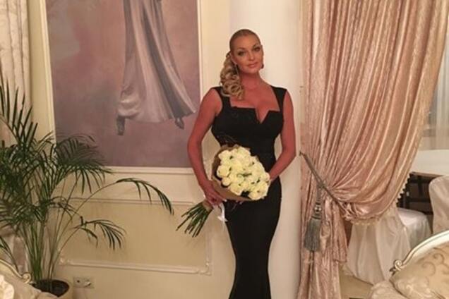 Волочкова позировала на кожаном диване: фото балерины из массажного салона