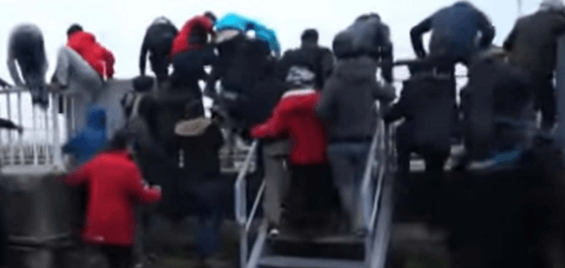 Во Франции нелегальные мигранты ворвались в порт: видеофакт