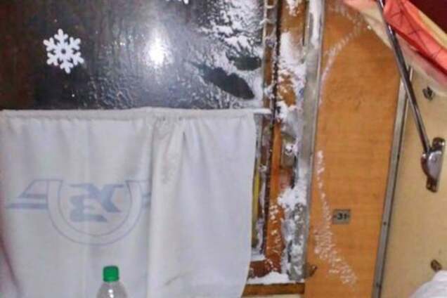 Пассажиров поезда 'Одесса-Харьков' замело снегом прямо в вагоне: опубликованы фото