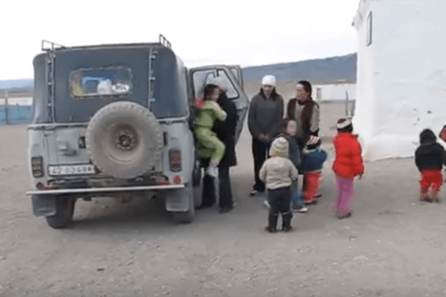 В Монголии 34 детей перевезли в одном 'резиновом' УАЗике: видеофакт