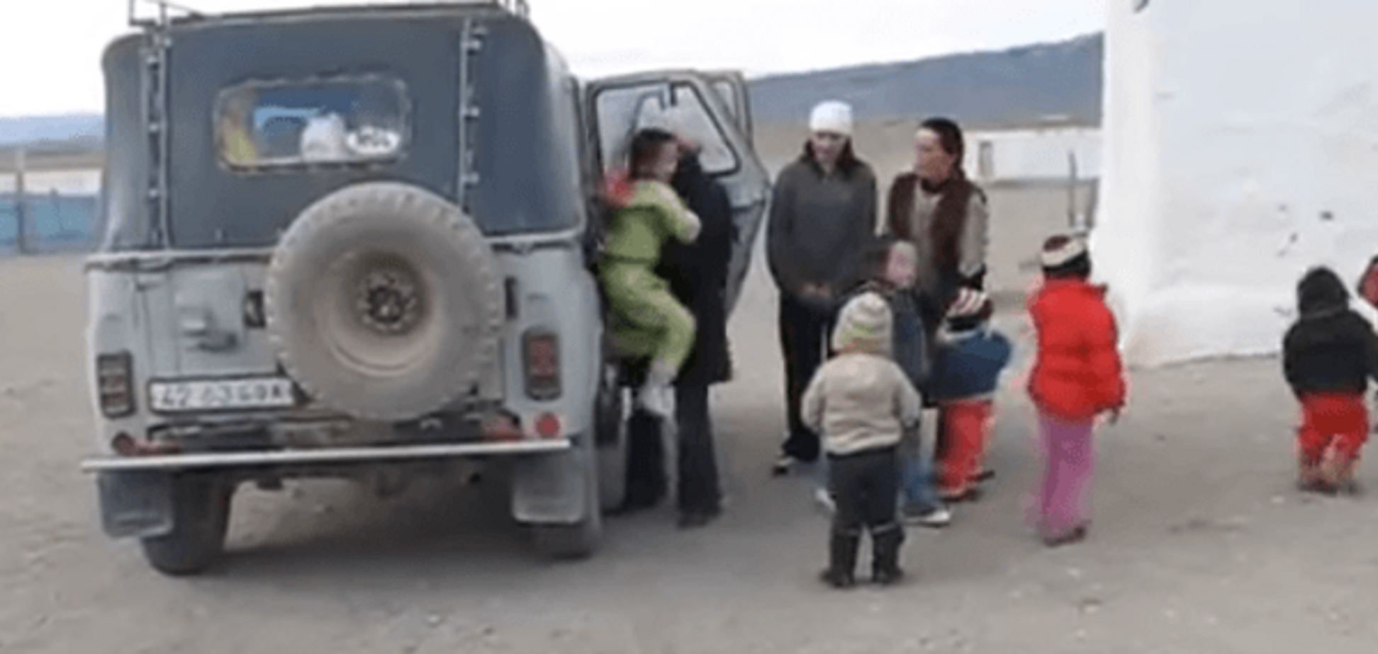 В Монголии 34 детей перевезли в одном 'резиновом' УАЗике: видеофакт