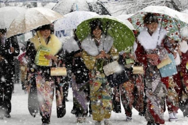 На юге Японии впервые за 115 лет выпал снег: уже есть жертвы