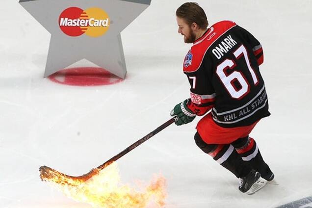 Хоккеист впервые в истории попытался забить гол огненной клюшкой: фантастическое видео