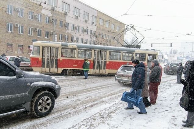 В центре Киева сошел с рельсов трамвай: фото с места происшествия