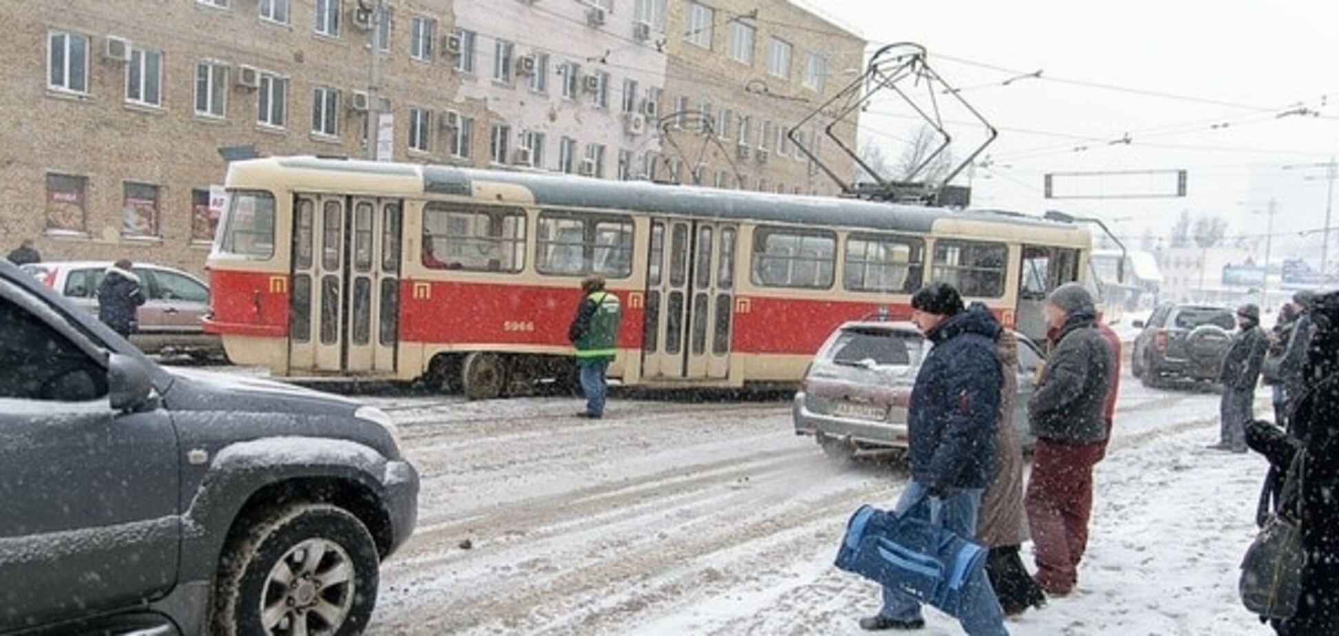 В центре Киева сошел с рельсов трамвай: фото с места происшествия