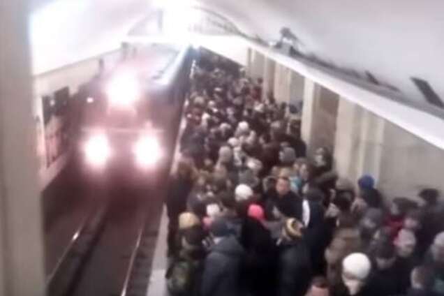 У метро Києва через поломку відбувся колапс: опубліковано відео