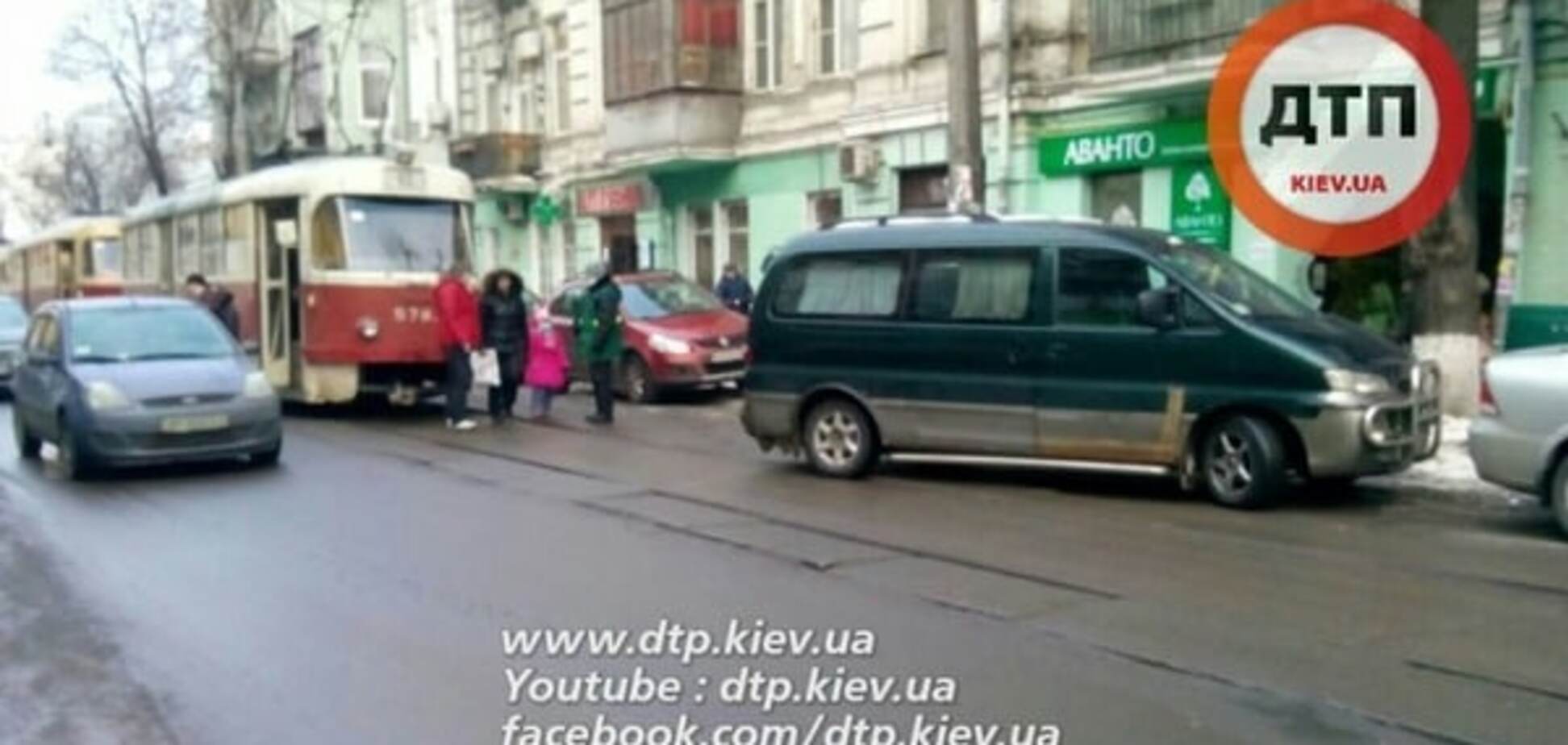 В Киеве 'герой парковки' на микроавтобусе перекрыл дорогу трамваям