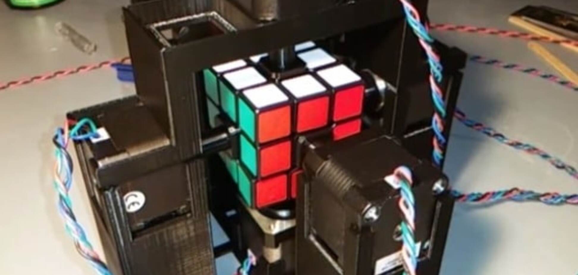 Робот собрал кубик Рубика за 1 секунду: видеофакт