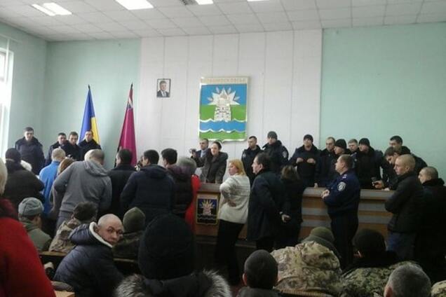 В Новомосковске 'Оппозиционный блок' и БПП проводят тайные сессии горсовета в присутствии 'титушек'