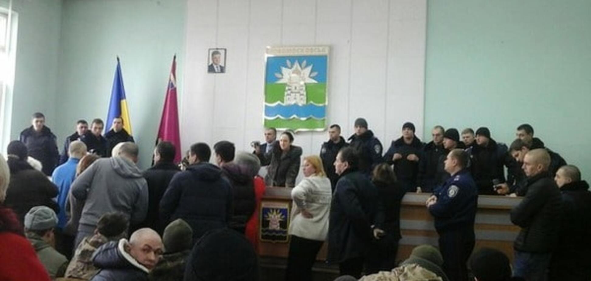 В Новомосковске 'Оппозиционный блок' и БПП проводят тайные сессии горсовета в присутствии 'титушек'