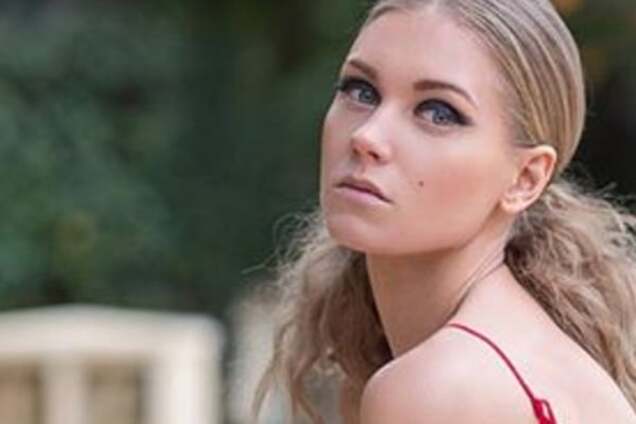 Красотка Кристина Асмус устроила фотосессию в ярком платье